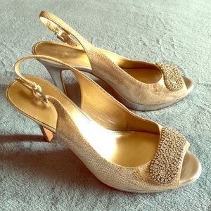 EUC beautiful Antonio Melani pumps